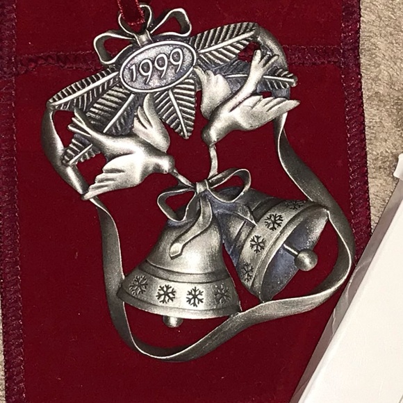 SALE | Vintage AVON 1999 “Season of Peace” Pewter Annual Ornament - Picture 1 of 4